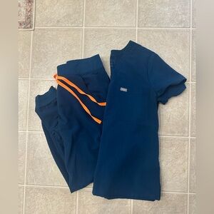 FIGS deep reef scrubs